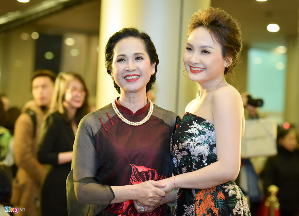 Huyền My gợi cảm trên thảm đỏ giải Cống hiến